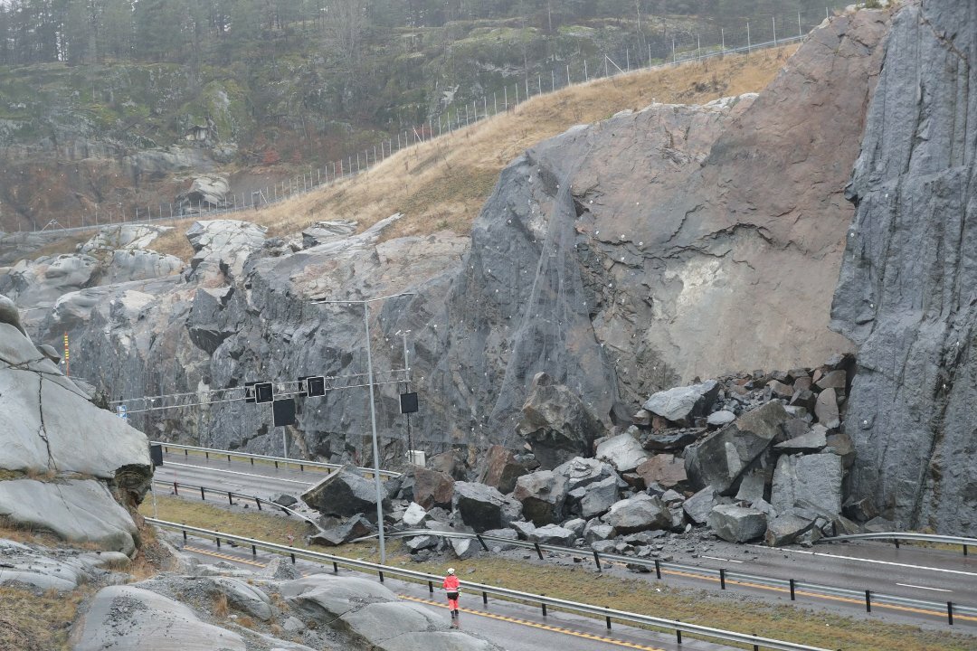 Figure 1: Larvik wedge failure resulting in rockfall, Norway (Photo credit: SB and Geir Eriksen, 2019)
