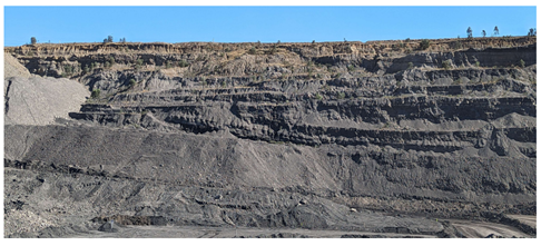 Figure 1. Perspective view of the open-pit slope, showing interbedded sandstone and siltstone units.