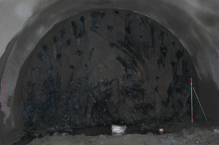 Figure 5. Range pole (right) installed at the excavation face.